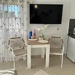 Reel Apartments- Luxury With Swimming Pool. Апартаменты